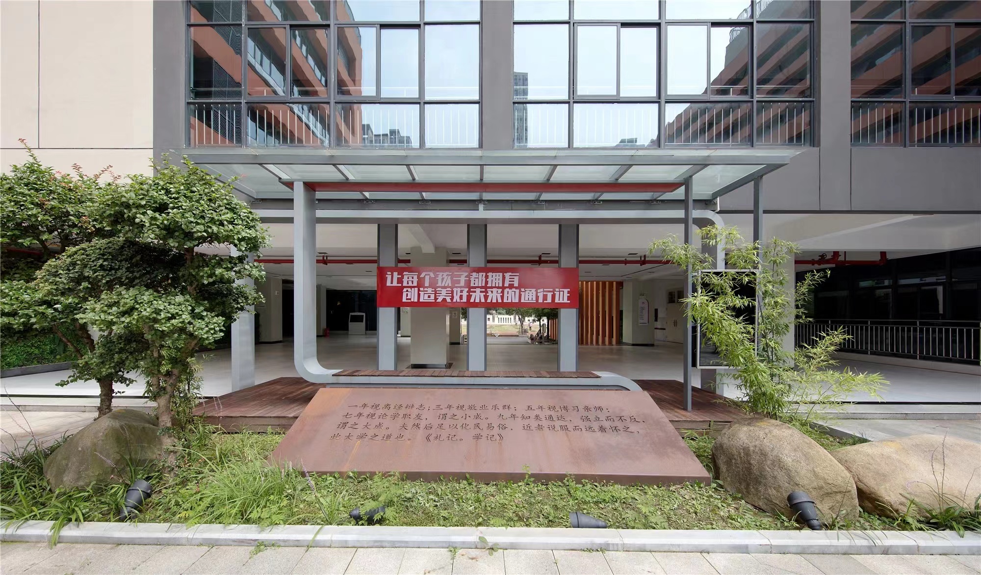 【學(xué)校案例】今泰裝飾在武漢市先后完成了與紅領(lǐng)巾學(xué)校6個校區(qū)的項目交付！(圖1)
